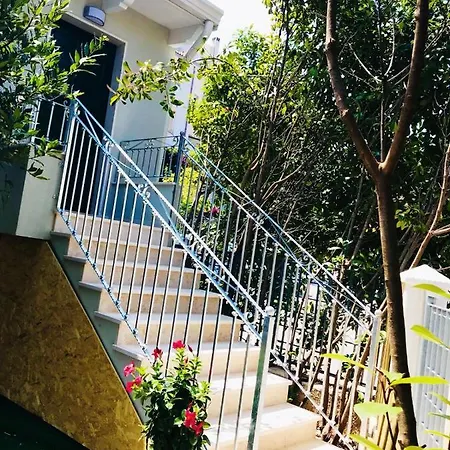 לינה וארוחת בוקר Casa Fiorita ויאסטה