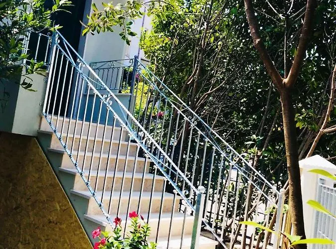 לינה וארוחת בוקר Casa Fiorita ויאסטה